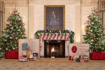 “Ciò che condividiamo è molto più grande delle cose che ci separano. L’anima della nostra Nazione è, ed è sempre stata, noi il popolo”. Così la First Lady Jill Biden presentando nella East Room della Casa Bianca le decorazioni di Natale