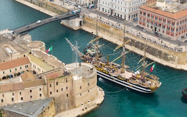arrivo dell'Amerigo Vespucci a Taranto (credit: Andrea Modica)
