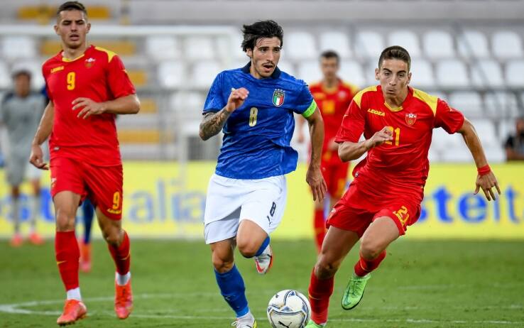 Krstovic (sulla sinistra) con l'Under 21 montenegrina osserva Tonali