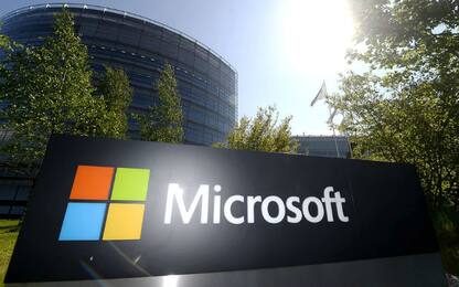 Microsoft brevetta un "ibrido" smartphone-tablet pieghevole