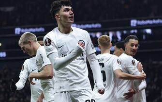 epa11848463 Can Uzun of Frankfurt celebrates with teammates after scoring the 1-0 lead during the UEFA Europa League match between SG Eintracht Frankfurt and Ferencvaros TC, in Frankfurt Main, Germany, 23 January 2025.  EPA/CHRISTOPHER NEUNDORF