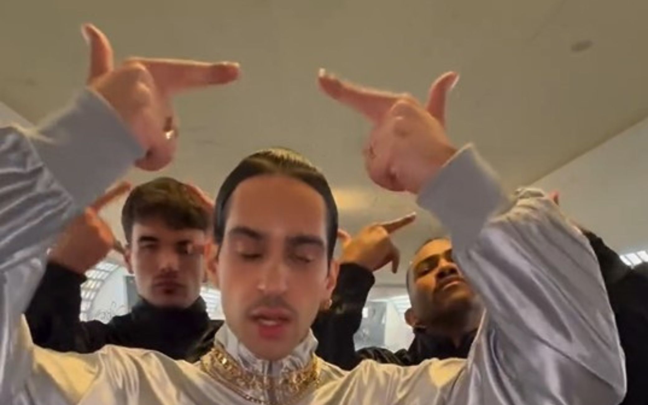 Tuta Gold, il tutorial del balletto di Mahmood, passo dopo passo. FOTO