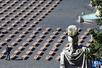 Una immagine dell'iniziativa organizzata dalla UIL, 'Mille bare a Piazza del Popolo' per ricordare le vittime del lavoro a Roma, 19 marzo 2024. 
 ANSA/MAURIZIO BRAMBATTI