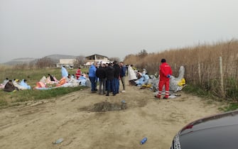 E' di 30 morti il bilancio, ancora provvisorio, dei morti durante uno sbarco di migranti a Cutro, nel Crotonese. Ai cadaveri trovati sulla spiaggia, in località "Steccato", si aggiungono, infatti, quelli trovati in mare che devono ancora essere recuperati, 26 febbraio 2023. Sul posto, insieme ai carabinieri ed alla polizia, ci sono la Guardia di finanza, la Guardia costiera ed i vigili del fuoco. ANSA/GIUSEPPE PIPITA