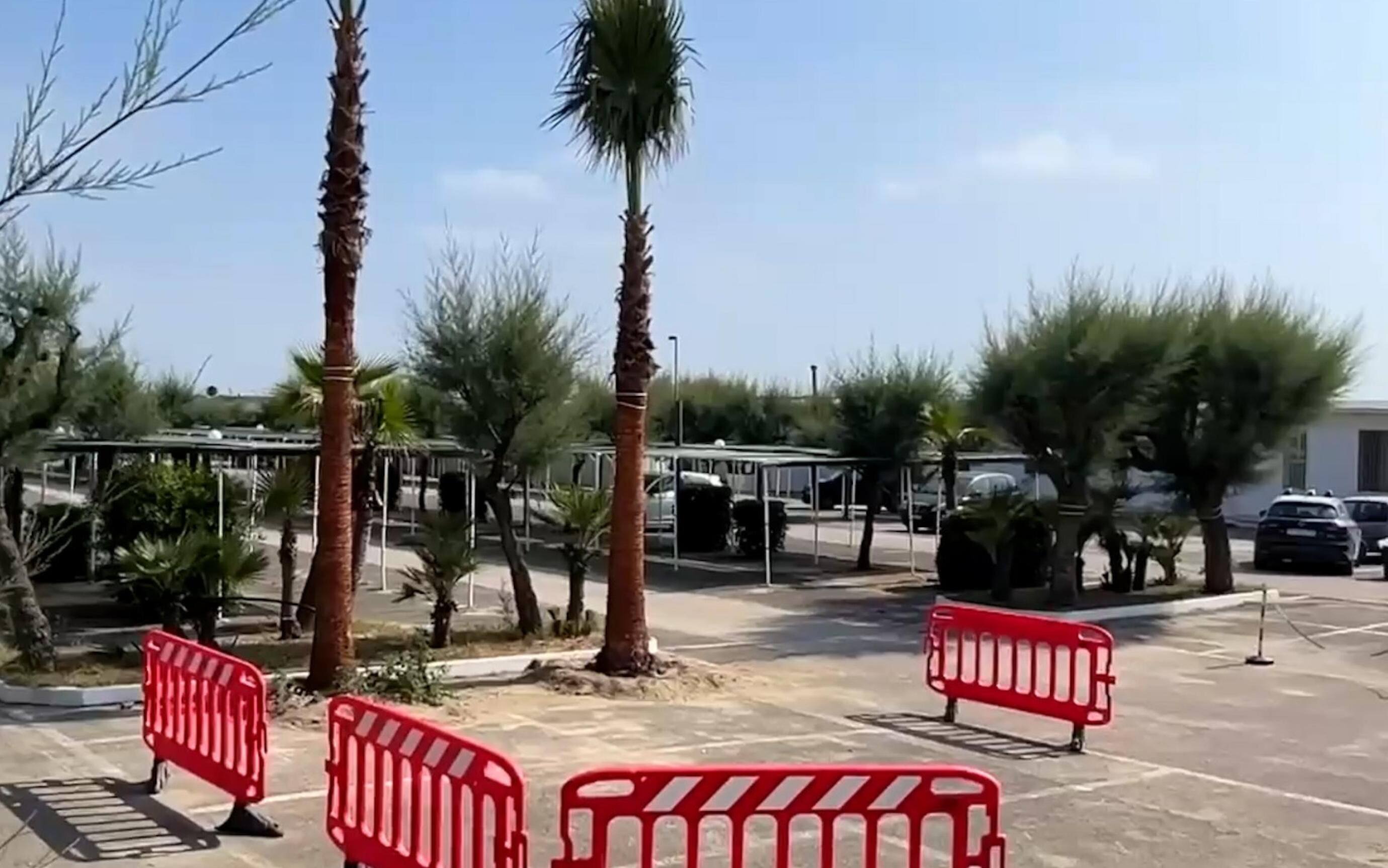 Un ragazzo di 18 anni è morto dopo essere stato accoltellato allo stomaco al termine di un litigio per futili motivi scoppiato in una struttura balneare di Marina di Varcaturo, al confine tra i comuni di Giugliano (Napoli) e Castel Volturno (Caserta). ANSA).
