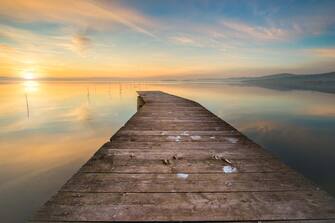 Uno dei Bellissimi pontili che si trovano sul Lago Trasimeno in Umbria , a Torricella , Italia .
un bellissimo tramonto in Controluce con un esposizione lunga in modo da allungare le nuvole e riprendere al meglio la bellissima scena che si trovava di fronte a noi .