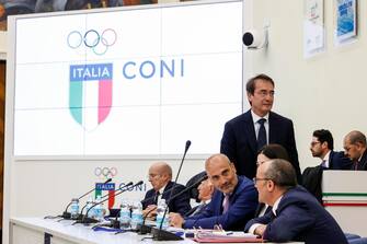 Maurizio Bellacosa (in piedi) e Davide Sangiorgio (secondo da S) al tavolo degli avvocati della Juventus alla riunione del Collegio di garanzia presso il CONI, Roma, 19 aprile 2023. ANSA/FABIO FRUSTACI