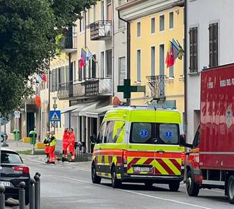 Una veduta esterna dell'abitazione dove un uomo si è barricato a Cordovado, in provincia di Pordenone, 30 agosto 2023. ANSA/ LORENZO PADOVAN