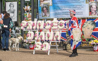 Alcuni ammiratori di Diana davanti a Kensington Palace