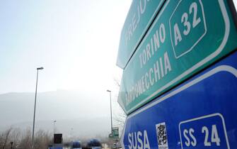 Le Forze dell'Ordine presidiano l'ingresso Chianocco dell'autostrada A32 dopo gli scontri con i NO TAV, Torino, 01 marzo 2012. ANSA/ ALESSANDRO DI MARCO