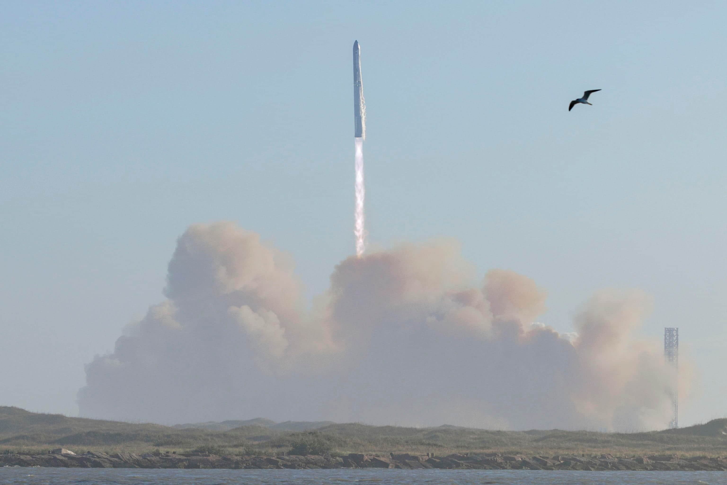 epa11829417 The SpaceX 'Starship' rocket takes off from the company's Starbase facility in Boca Chica, Texas, USA, 16 January 2025. This is the company's seventh test flight attempt to test the 'Starship' rocket and the second time that SpaceX successfully caught the rocket booster during landing.  EPA/MICHAEL GONZALEZ