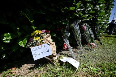 A photo shows flowers with a note reading "Thank you Silvio" layed in tribute outside Villa San Martino, the residence of Italian businessman and former prime minister Silvio Berlusconi, following his death, in Arcore, northern Italy, on June 12, 2023. Italy's former prime minister Silvio Berlusconi has died aged 86, his spokesman confirmed to AFP on June 12, 2023. The billionaire media mogul was admitted to a Milan hospital on June 9 for what aides said were pre-planned tests related to his leukemia. (Photo by Piero CRUCIATTI / AFP)