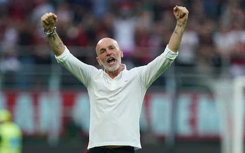 Foto  Spada/LaPresse 
15 maggio  2022 - Milano ,  Italia 
Sport, Calcio 
Milan vs Atalanta  - Campionato italiano di calcio Serie A TIM 2021/2022 - Stadio San Siro 
Nella foto: esultanza dei giocatori del Milan a fine gara ,  Stefano Pioli (A.c. Milan);
Photo Spada/LaPresse 
May 15 , 2022 - Milan ,Italy
Sport, Soccer 
Milan vs Atalanta   - Italian Serie A Football Championship 2021/2022 - San Siro Stadium
In the photo:  Milan's players celebrate winning the game ; Stefano Pioli (A.c. Milan);