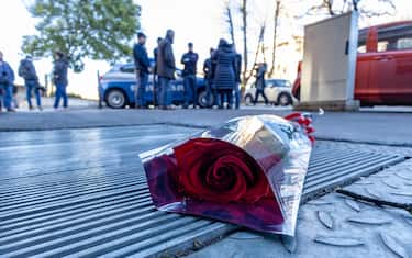 Una rosa all'esterno del ristorante ''Brado'' dove e' stato commesso il femminicidio, Roma, 14 gennaio 2023. 
ANSA/MASSIMO PERCOSSI