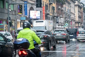 Milano - Pioggia e traffico in Corso Buenos Aires