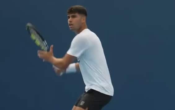 https://static.sky.it/editorialimages/1b18cfae4d7586e1f10769ad0e07376062e8bbe1/skysport/it/tennis/video/2025/08/06/alcaraz-atp-cincinnati-allenamento-video-1027872/alcaraz_stamp.jpg?im=Resize,width=565