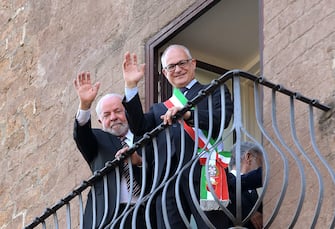 Rome's Mayor Roberto Gualtieri and Brazilian President Luiz Inacio Lula da Silva wave and look on from a balcony of Mayor's office overlooking the Roman Forum in occasion of their meeting at the Campidoglio, Rome, Italy, 21 June 2023.
ANSA/FABIO CIMAGLIA