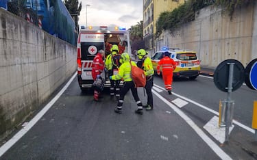 I rilievi e i mezzi di soccorso nel punto in cui un tir avrebbe travolto e ucciso uno studente di 17 anni a Bussana, frazione di Sanremo, mentre assieme alla sorella di 15 anni si stava recando a scuola, 23 febbraio 2024. ANSA/FABRIZIO TENERELLI