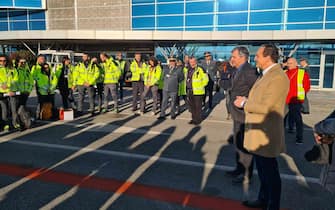 Il team della Maxiemergenza della Regione Piemonte, composto da 61 tra medici e infermieri, ha lasciato l'aeroporto di Cuneo Levaldigi questa mattina, alla volta di Antiochia, dove presterà servizio nell'ospedale da campo Emergency medical team type 2 (Emt2) messo a disposizione dalla Regione Piemonte, in corso di allestimento nella città turca, devastata dal terremoto, Cuneo, 15 febbraio 2023,
ANSA/Osvaldo Bellino - Ufficio stampa Assessorato regionale alla Sanità + PRESS OFFICE, HANDOUT PHOTO, NO SALES, EDITORIAL USE ONLY + NPK