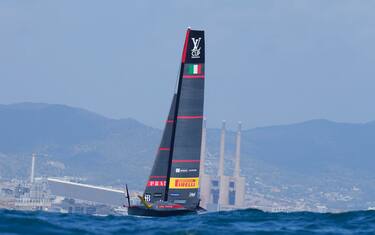 epa11591182 Luna Rossa Prada Pirelli of Italy in action during day eight of the 2024 Louis Vuitton Cup sailing competition in Barcelona, Spain, 07 September 2024.  EPA/Siu Wu