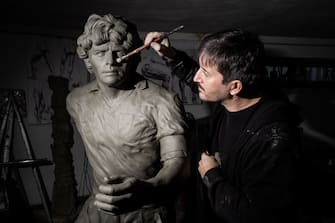 NAPLES, ITALY - DECEMBER 21: Sculptor Domenico Sepe finishing his sculpture dedicated to Argentine footballer Diego Armando Maradona in his workshop in Naples, Italy, on December 21, 2020. The Neapolitan sculptor Domenico Sepe has created a sculpture of the footballer Diego Armando Maradona, in honour of the Argentinean player. The statue is entitled Dios as a reference to the D10S and is then donated by the sculptor to the Neapolitan people. (Photo by Stringer/Anadolu Agency via Getty Images)