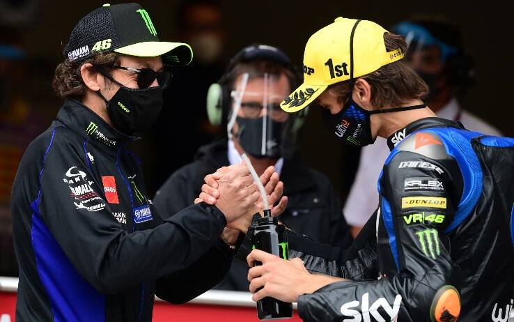 Valentino Rossi si complimenta con il fratello Luca Marini