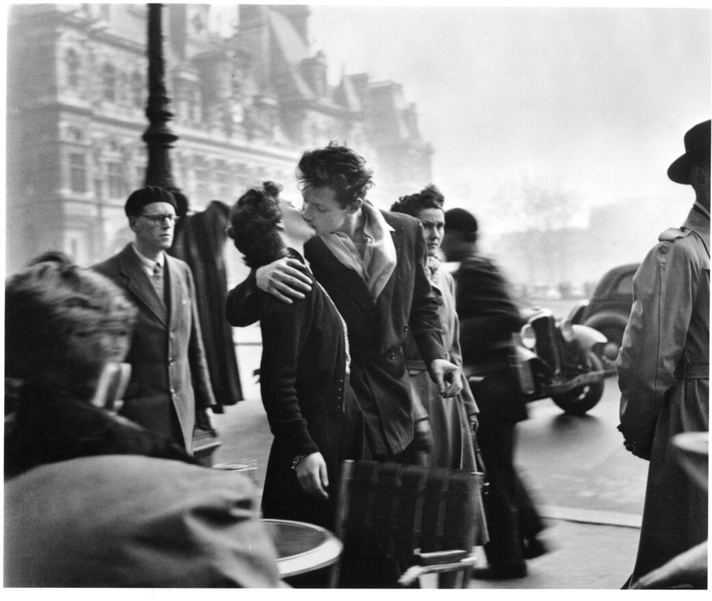 Robert_Doisneau_Le_Baiser_de_l_Hôtel_de_ville_1950_©_Robert_Doisneau.jpg