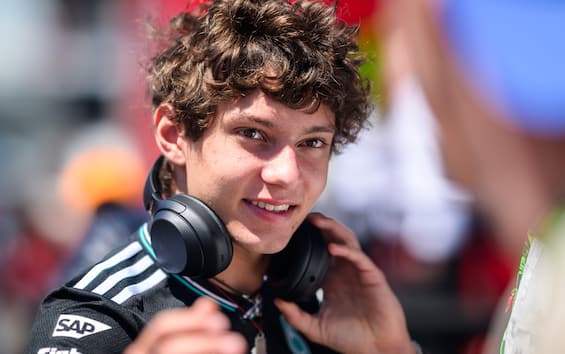 https://static.sky.it/editorialimages/1b749d6922dfdb33d4ad6a6bac287ab2b02c5377/skysport/it/motori/formula-1/video/2025/05/21/f1-antonelli-gp-monaco-turrini-commento/kimi-antonelli_ipa.jpg?im=Resize,width=565