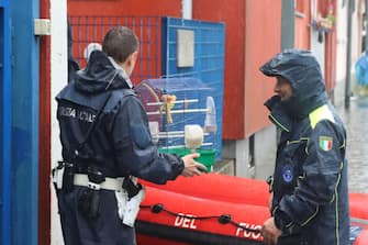 L'intervento dei Vigili del fuoco dopo le fuoriuscite d'acqua causate da intense piogge nel quartiere di Ponte Lambro, alla porte di Milano, 15 maggio 2024. ANSA/PAOLO SALMOIRAGO