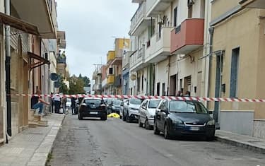 Un uomo ha ucciso la madre ed avrebbe ferito anche il padre questo pomeriggio a Latiano, in provincia di Brindisi, per poi suicidarsi, 24 ottobre 2033. 
ANSA/DANILO SANTORO