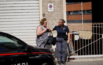 Una poliziotta con un'abitante di via Teulada, area dove si sono sviluppate le fiamme, Roma, 31 luglio 2024. Un vasto incendio è infatti scoppiato a Roma nei pressi della città giudiziaria di Piazzale Clodio. Un'alta colonna di fumo si è levata ed è visibile in gran parte della zona e nell'area si sente odore di bruciato. ANSA/MASSIMO PERCOSSI