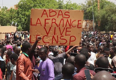 30 July 2023, Niger, Niamey: Demonstrators take part in a march in support of the coup plotters in the capital, centered by a sign reading "Down with France, long live the CNSP" ("National Council for the Protection of the Fatherland"). After the coup in Niger, thousands pledge their support to the military. - recrop Photo: Djibo Issifou/dpa (Photo by Djibo Issifou/picture alliance via Getty Images)