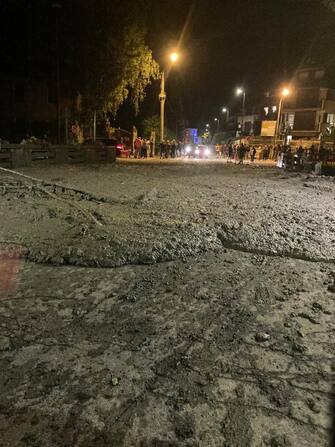 Una immagine del fango che si depositato sulle strade di Bardonecchia a seguito dell'esondazione di ieri sera del Rio Merdovine. Sono 120 le persone  che sono ospitate in un campo della CRI e in alcuni alberghi, Roma 14 agosto 2023.   US COMUNE DI BARDONECCHIA   +++ ANSA PROVIDES ACCESS TO THIS HANDOUT PHOTO TO BE USED SOLELY TO ILLUSTRATE NEWS REPORTING OR COMMENTARY ON THE FACTS OR EVENTS DEPICTED IN THIS IMAGE; NO ARCHIVING; NO LICENSING +++