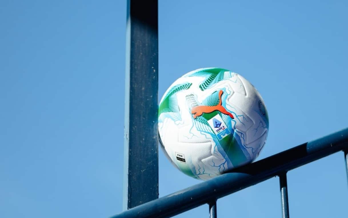 https://static.sky.it/editorialimages/1bbfccb54d16a115701061c1c98b7d254129402b/skysport/it/calcio/serie-a/2025/10/26/partite-serie-a-oggi-domenica/pallone_25_2_cop.jpg?im=Resize,width=1218