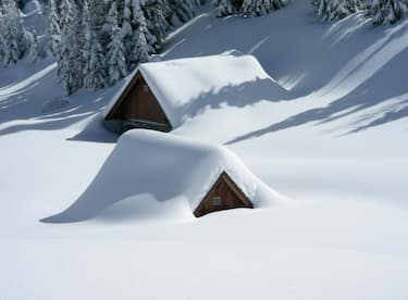 Neve in Val d'Aosta e venti forti di Libeccio in Sardegna e Liguria