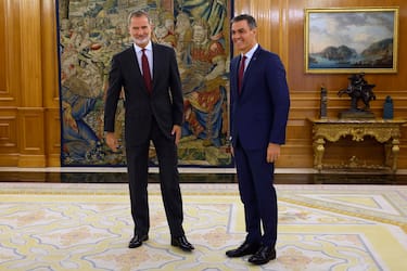 epa10896733 Spain's King Felipe VI (L) meets acting Spanish Prime Minister and General Secretary of Spanish socialist party PSOE Pedro Sanchez (R) at Zarzuela Palace in Madrid, Spain, 03 October 2023. Spain's King Felipe VI began a new round of meetings with leaders of political parties to designate a new candidate for prime minister's post after the failed investiture of the leader of the People's Party (PP) Alberto Nunez Feijoo.  EPA/FERNANDO ALVARADO / POOL POOL