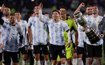 epa09458833 Argentina's Lionel Messi and his teammates celebrate with the Copa America's trophy at the end of the South American qualifiers for the Qatar 2022 World Cup between Argentina and Bolivia, at the Monumental Stadium in Buenos Aires, Argentina, 09 September 2021.  EPA/Juan Ignacio Roncoroni / POOL
