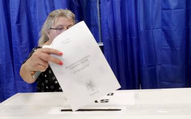 epa12072474 A woman votes in the first round of presidential elections at 'Luceafarul' secondary school polling station in Bucharest, Romania, 04 May 2025. Romanian voters are returning to the polls this weekend for a repeat of the first round of the presidential election, originally held on 24 November 2024 and later annulled, with around 18 million citizens eligible to vote, according to the Permanent Electoral Authority (AEP).  EPA/BOGDAN CRISTEL
