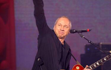 MILANO, 02/12/2002 ITALIAN MUSIC AWARDS 2002 AL FORUM MARK KNOPFLER © MAX SALVIONI