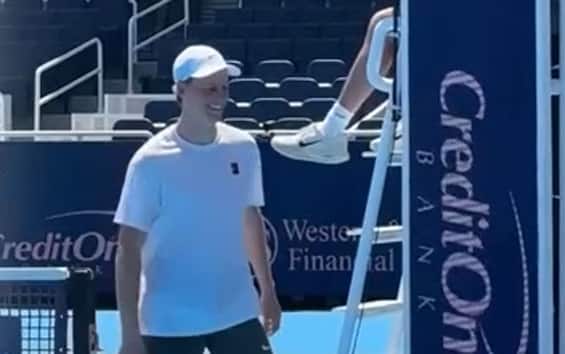 https://static.sky.it/editorialimages/1bfad6e9619d2dfa153ae22b50a1c4d1dd57842e/skysport/it/tennis/video/2025/08/05/sinner-allenamento-atp-cincinnati-video-1027745/sinner_stamp_ok_ok.jpg?im=Resize,width=565