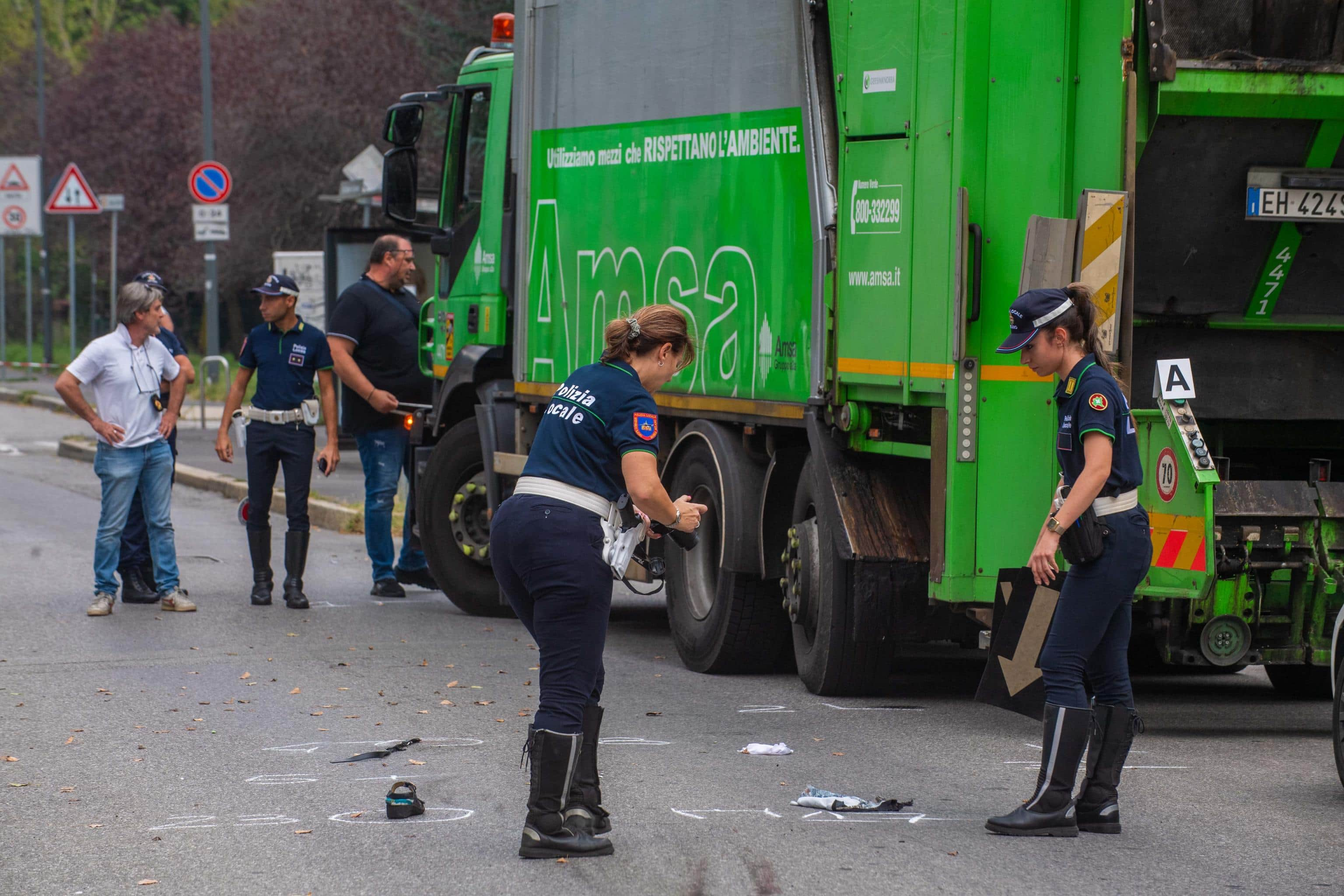 Milano, Morta Donna 75enne Investita Da Un Camion Dell'Amsa | Sky TG24