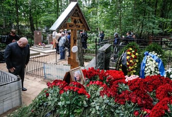 epa10828090 A visitor pays his respects at the grave of PMC Wagner group founder and chief Yevgeny Prigozhin at the Porokhov cemetery in St. Petersburg, Russia, 30 August 2023. Yevgeny Prigozhin was buried on 29 August near his father's grave during a quiet ceremony at the Porokhov cemetery on the outskirts of St. Petersburg, despite heightened security at the Serafimovskoe Cemetery, where his burial was allegedly expected to take place. Russian authorities on 27 August confirmed that Prigozhin died along with nine others in the crash of an aircraft in the Tver region of Russia on 23 August 2023.  EPA/ANATOLY MALTSEV