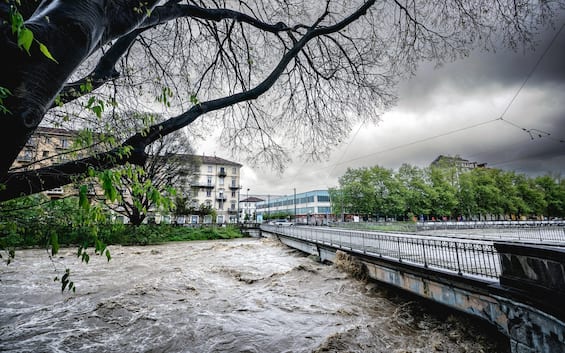 Meteo, temporali e nubifragi al Centro Nord. Allerta in Lombardia, Emilia Romagna, Toscana