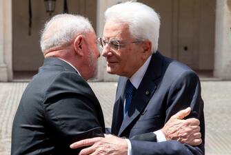 Il presidente della Repubblica Sergio Mattarella con il presidente della Repubblica Federativa del Brasile Luiz Ignácio Lula da Silva, in visita ufficiale a Roma, 21 giugno 2023.

The President of the Republic Sergio Mattarella with the President of the Federative Republic of Brazil Luiz Ignácio Lula da Silva on an official visit to Rome, Italy, 21 June 2023.

ANSA/Paolo Giandotti - Ufficio per la Stampa e la Comunicazione della Presidenza della Repubblica +++ ANSA PROVIDES ACCESS TO THIS HANDOUT PHOTO TO BE USED SOLELY TO ILLUSTRATE NEWS REPORTING OR COMMENTARY ON THE FACTS OR EVENTS DEPICTED IN THIS IMAGE; NO ARCHIVING; NO LICENSING +++ NPK +++