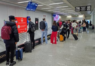 Passeggeri arrivati con un volo da San Paolo del Brasile all'aeroporto di Fiumicino, dove e' stato innalzato il livello di vigilanza nei confronti degli aerei provenienti e delle merci importate dai Paesi in cui è "frequente e continuo il rischio di contrarre la malattia Dengue", 14 febbraio 2024. Tra le misure previste il monitoraggio attento "sulla disinfettazione degli aeri" e la valutazione di eventuali ordinanze per interventi straordinari di sorveglianza, sanificazione e disinfestazione. Il provvedimento è arrivato a causa dell'aumento globale dei casi di dengue, in particolare in Brasile ed Argentina, su disposizione del Direttore Generale della Prevenzione del ministero della Salute, Francesco Vaia, agli Uffici di Sanità Marittima Aerea e di Frontiera.
ANSA/ TELENEWS