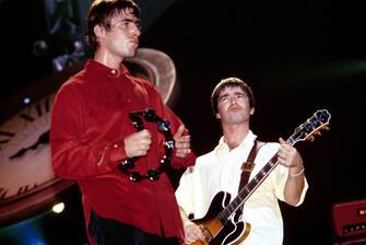 UNITED KINGDOM - SEPTEMBER 01:  EARLS COURT  Photo of Noel GALLAGHER and Liam GALLAGHER and OASIS, L-R: Liam Gallagher and Noel Gallagher performing live onstage  (Photo by Simon Ritter/Redferns)