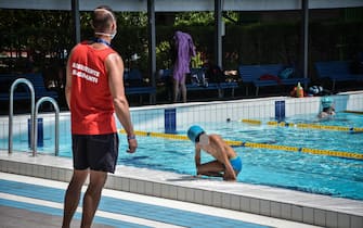 La piscina comunale centro sportiovo Saini riaèperta al pubblico dopo il lockdown chiusura per l emergenza coronavirus Covid-19, Milano 1 Giugnoo 2020. Ansa/Matteo Corner