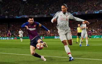 epa07541277 FC Barcelona's forward Leo Messi (L) duels for the ball against Liverpool's defender Virgil Van Dijk (R) during the UEFA Champions League first leg semifinal match between FC Barcelona and Liverpool in Barcelona, Spain, 01 May 2019.  EPA/Alejandro Garcia
