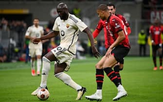 MILAN, ITALY - APRIL 11: (L-R) Romelu Lukaku of AS Roma in action against Malick Thiaw of AC Milan during the UEFA Europa League 2023/24 Quarter-Final first leg match between AC Milan and AS Roma at Stadio Giuseppe Meazza on April 11, 2024 in Milan, Italy.(Photo by Stefano Guidi/Getty Images)