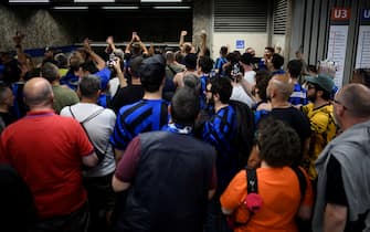 MUNICH, GERMANY - MAY 31: Supporters of FC Internazionale Milano make their way into a subway station ahead of the atmosphere Ahead of the UEFA Champions League final on May 31, 2025 in Munich, Germany. Football fans descended on Munich ahead of the match between Paris Saint-Germain and FC Internazionale Milano. (Photo by Philipp Guelland/Getty Images)